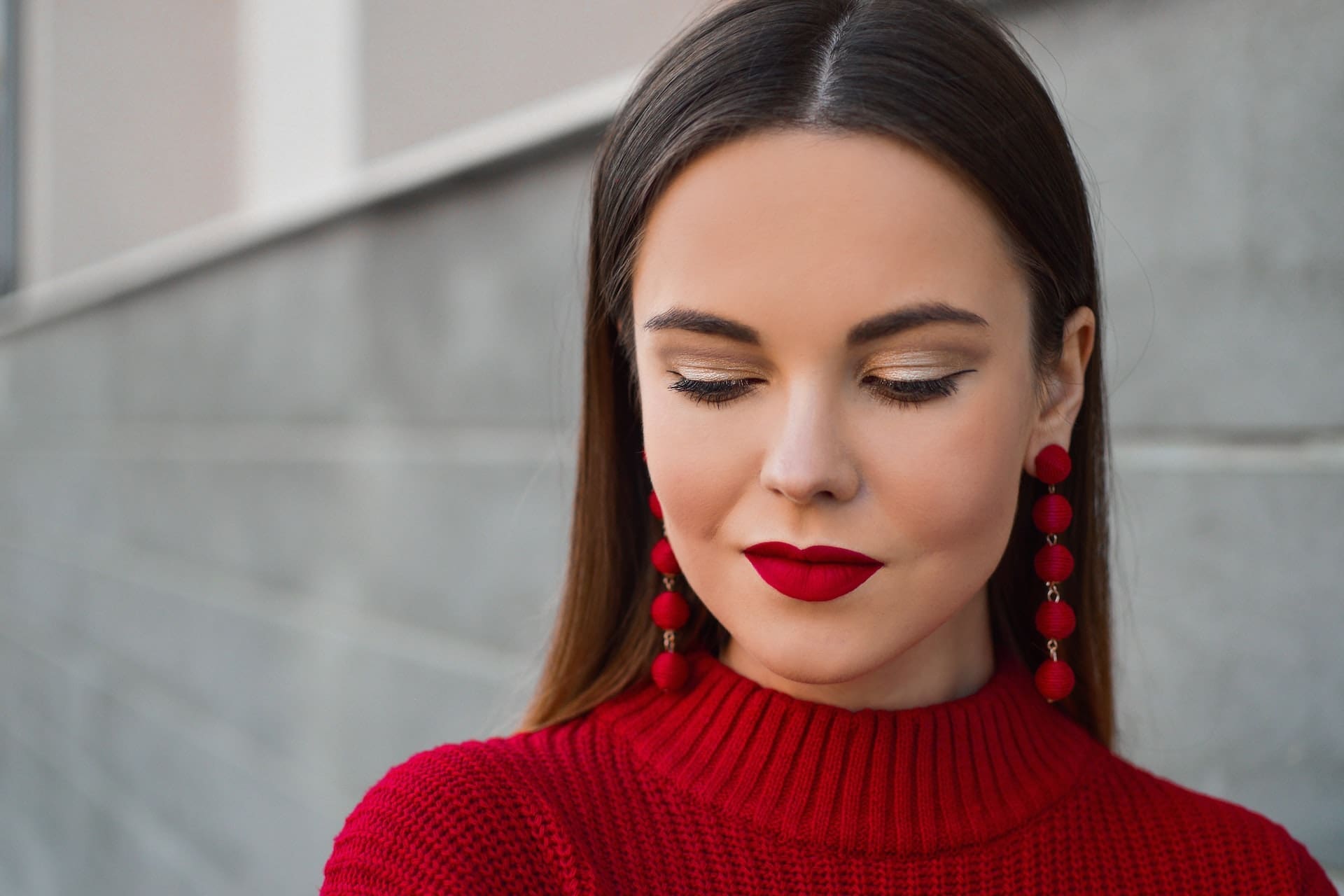A picture of a woman.